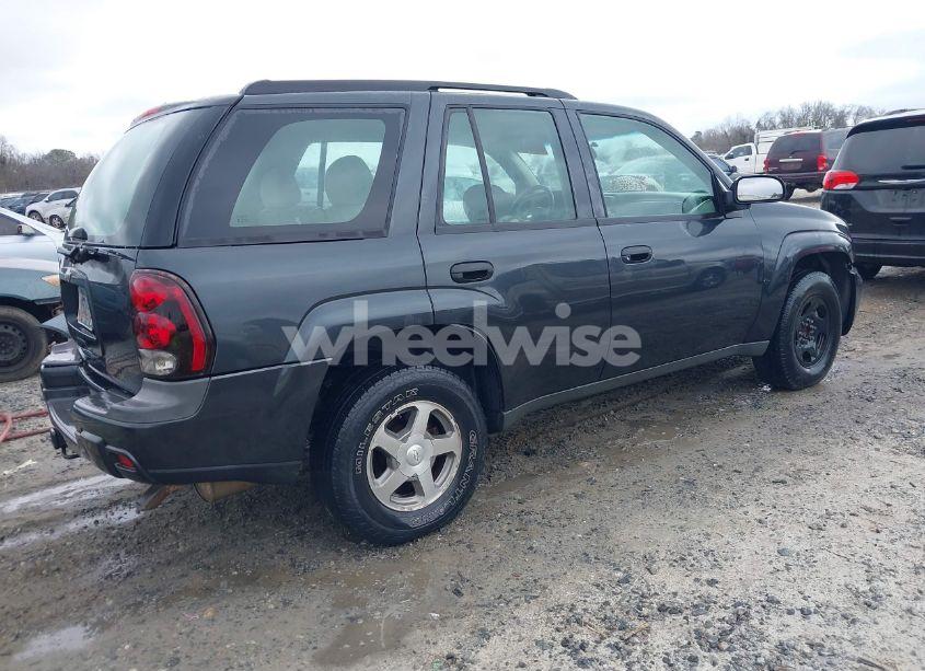 Photo 4 of 2005 Chevrolet Trailblazer LS (VIN 1GNDS13S852127810)