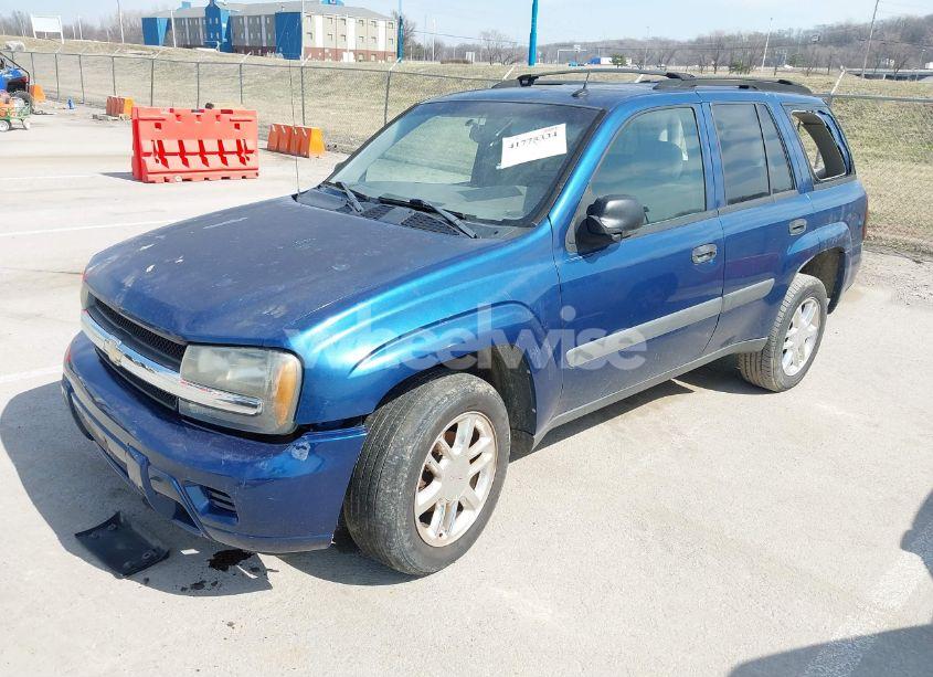 Photo 2 of 2005 Chevrolet Trailblazer LS (VIN 1GNDT13S052339016)