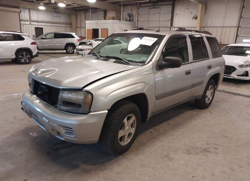 Photo 2 of 2005 Chevrolet Trailblazer LS (VIN 1GNDT13S152261815)
