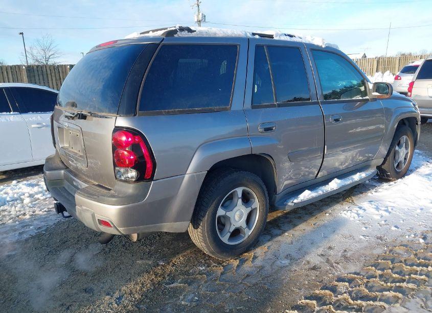 Photo 4 of 2005 Chevrolet Trailblazer LT (VIN 1GNDT13S252279675)