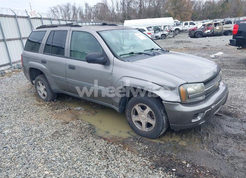 2005 Chevrolet Trailblazer LS (VIN 1GNDT13S352324364) main photo