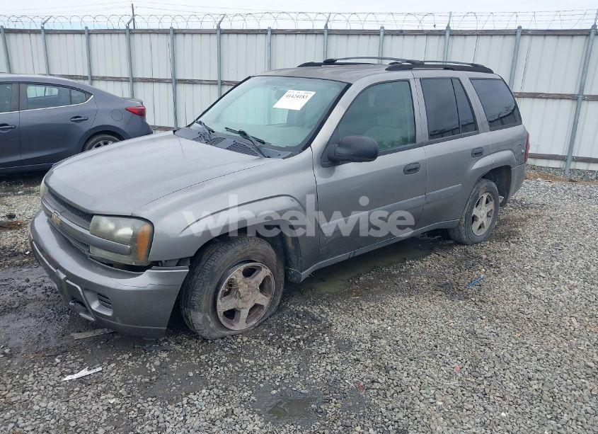 Photo 2 of 2005 Chevrolet Trailblazer LS (VIN 1GNDT13S352324364)