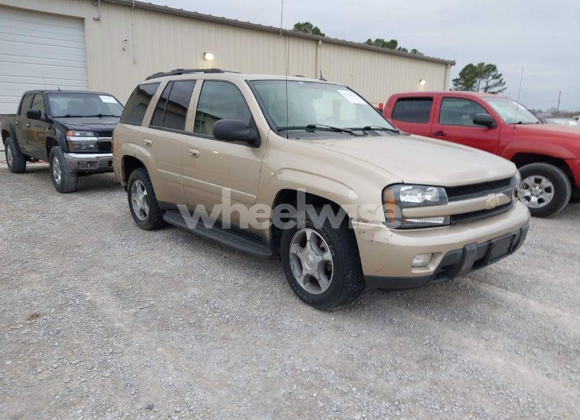 2005 Chevrolet Trailblazer LT (VIN 1GNDT13S352330648) main photo