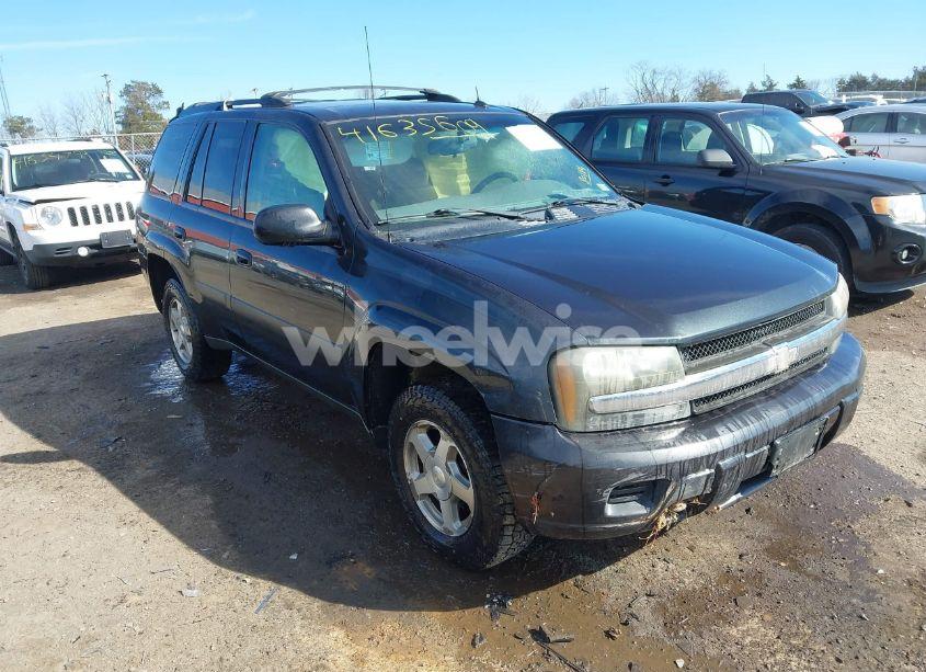 2005 Chevrolet Trailblazer LS (VIN 1GNDT13S652380184) main photo