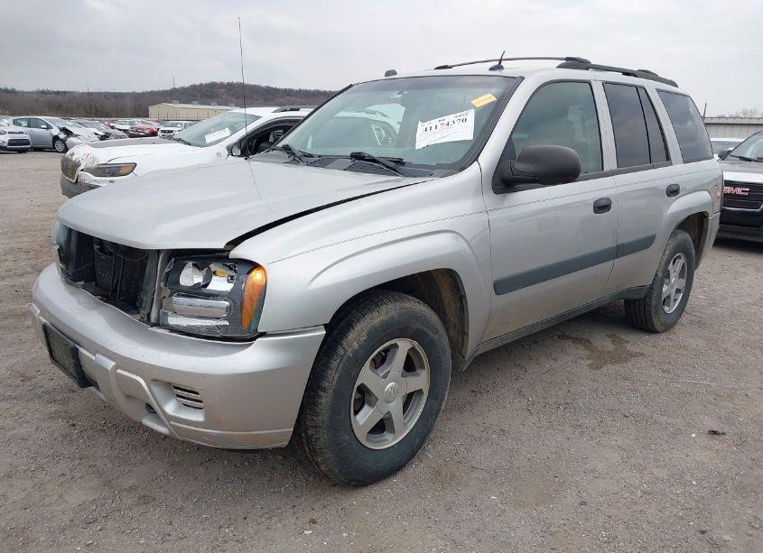 Photo 2 of 2005 Chevrolet Trailblazer LS (VIN 1GNDT13S752125219)
