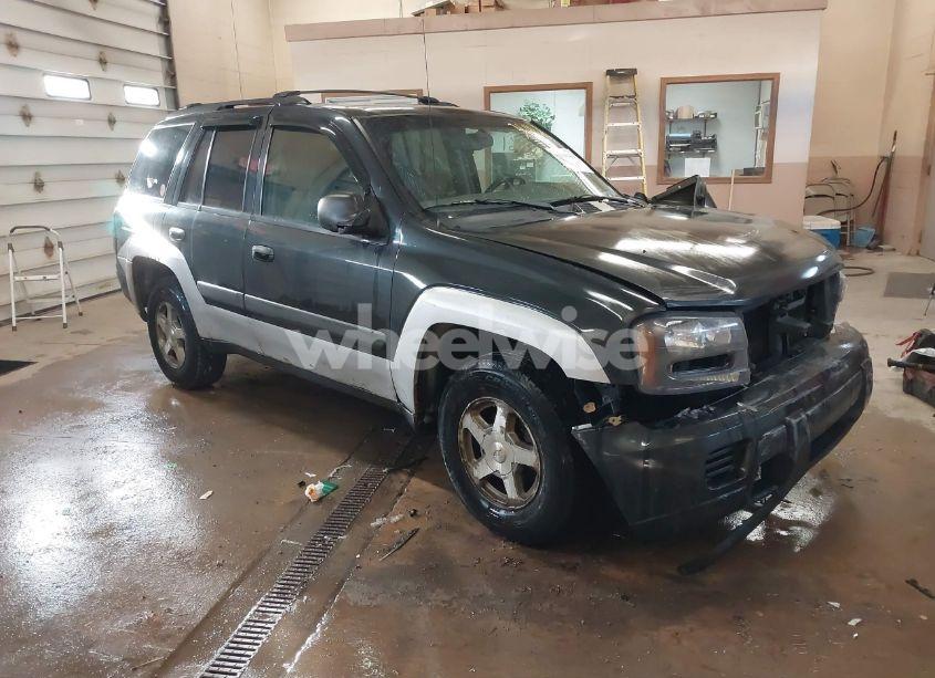 2005 Chevrolet Trailblazer LS (VIN 1GNDT13S752358405) main photo