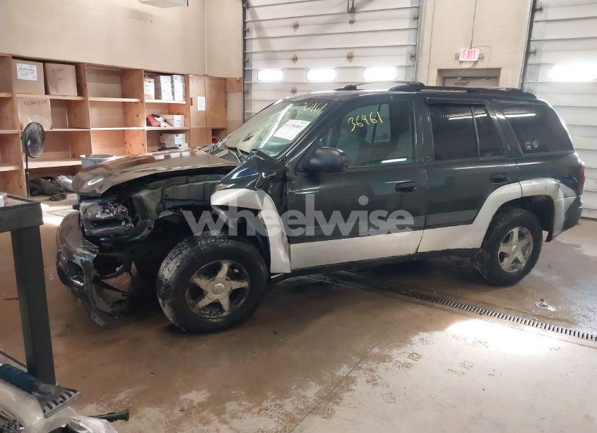 Photo 2 of 2005 Chevrolet Trailblazer LS (VIN 1GNDT13S752358405)
