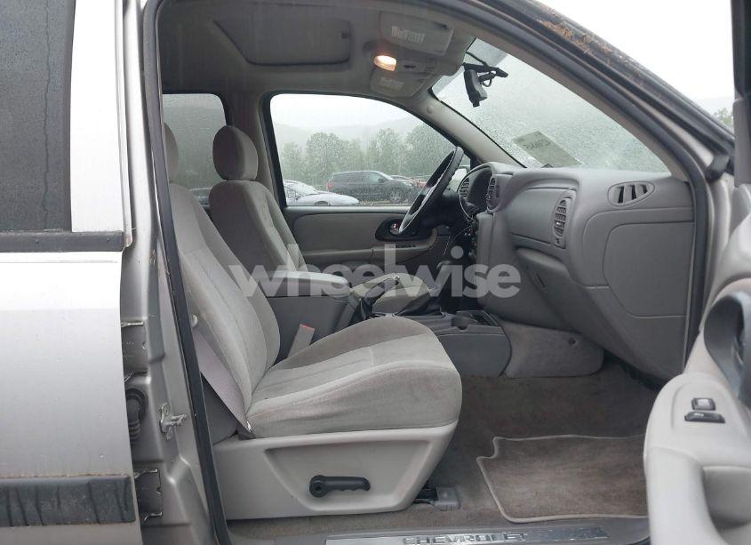 Photo 5 of 2005 Chevrolet Trailblazer LS (VIN 1GNDT13S852169584)