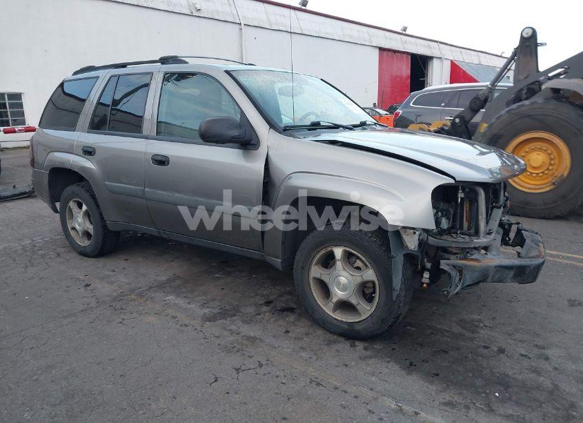 2005 Chevrolet Trailblazer LS (VIN 1GNDT13S852230156) main photo