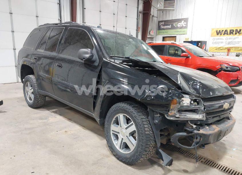 2005 Chevrolet Trailblazer LT (VIN 1GNDT13S952390577) main photo