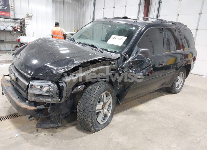 Photo 2 of 2005 Chevrolet Trailblazer LT (VIN 1GNDT13S952390577)