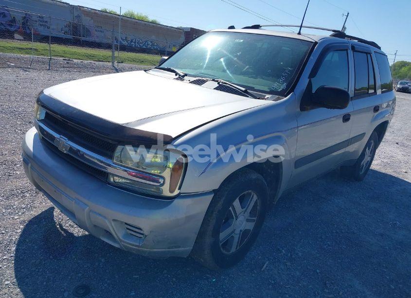 Photo 2 of 2005 Chevrolet Trailblazer LS (VIN 1GNDT13SX52297180)