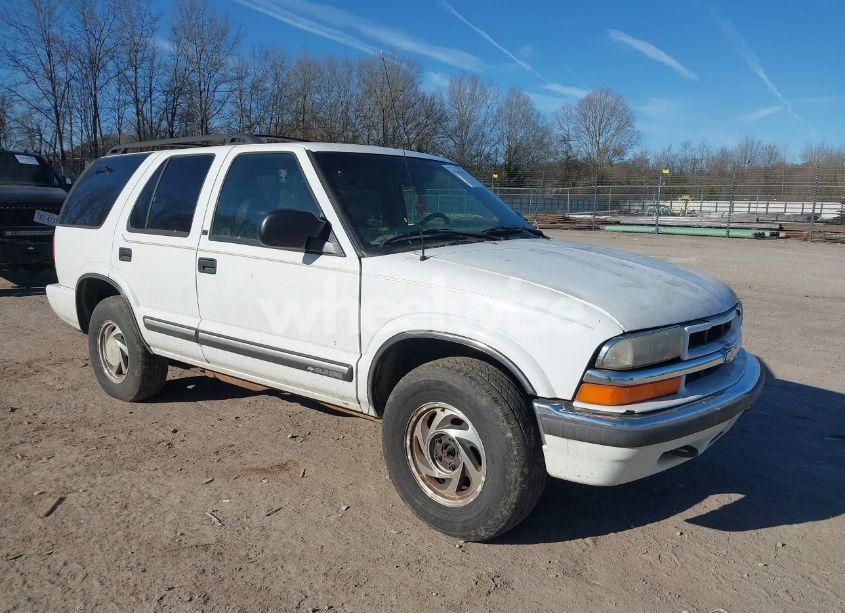 2001 Chevrolet Blazer (VIN 1GNDT13W012147527) main photo