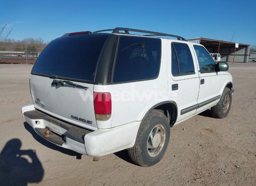 Photo 4 of 2001 Chevrolet Blazer (VIN 1GNDT13W012147527)
