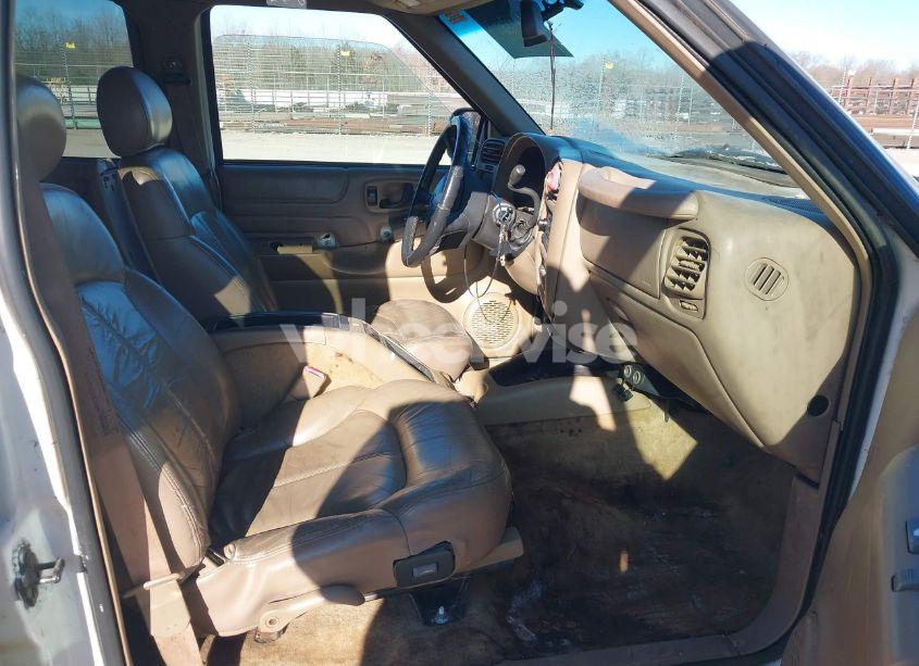 Photo 5 of 2001 Chevrolet Blazer (VIN 1GNDT13W012147527)