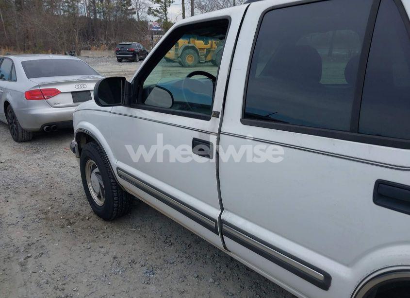 Photo 6 of 2001 Chevrolet Blazer LT (VIN 1GNDT13W01K256649)