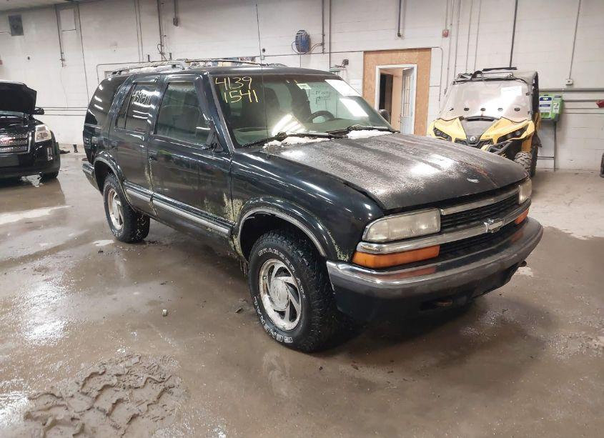 1998 Chevrolet Blazer LS (VIN 1GNDT13W0W2206731) main photo