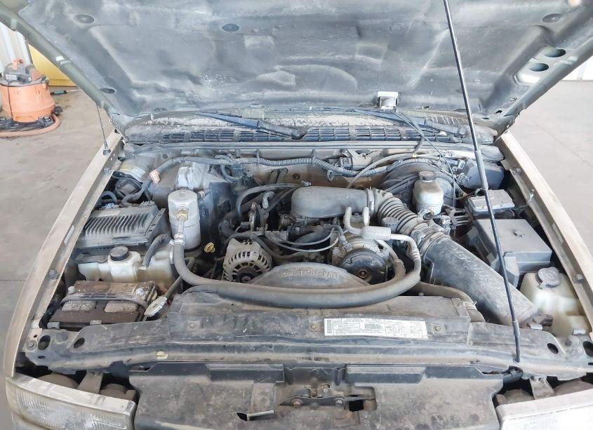 Photo 10 of 2000 Chevrolet Blazer LS (VIN 1GNDT13W0YK142077)