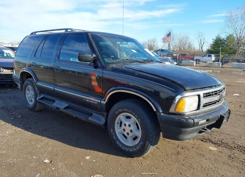 1996 Chevrolet Blazer (VIN 1GNDT13W1T2217703) main photo