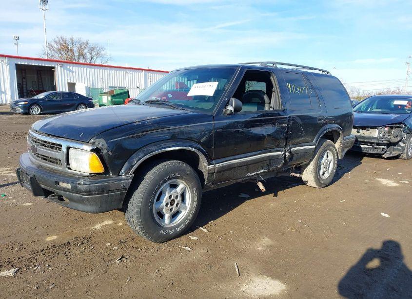 Photo 2 of 1996 Chevrolet Blazer (VIN 1GNDT13W1T2217703)