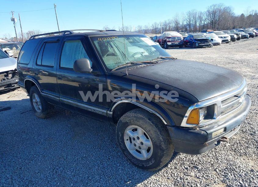 1997 Chevrolet Blazer (VIN 1GNDT13W1V2146800) main photo