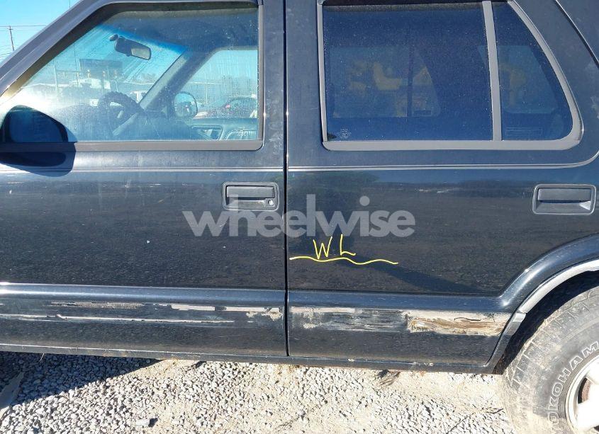 Photo 6 of 1997 Chevrolet Blazer (VIN 1GNDT13W1V2146800)