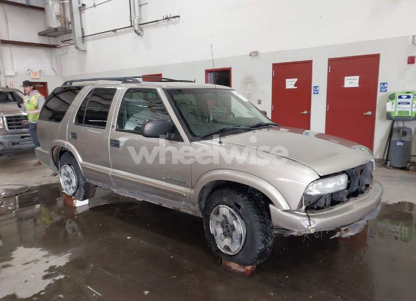 2002 Chevrolet Blazer LS (VIN 1GNDT13W22K213187) main photo