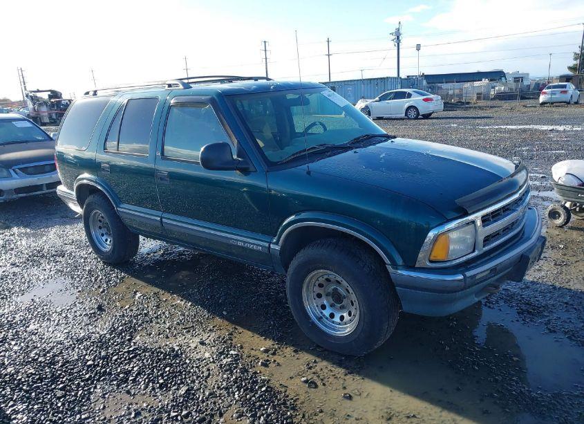 1996 Chevrolet Blazer (VIN 1GNDT13W2T2116301) main photo