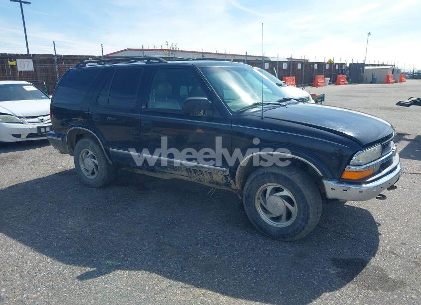 1999 Chevrolet Blazer LT (VIN 1GNDT13W2X2141740) main photo