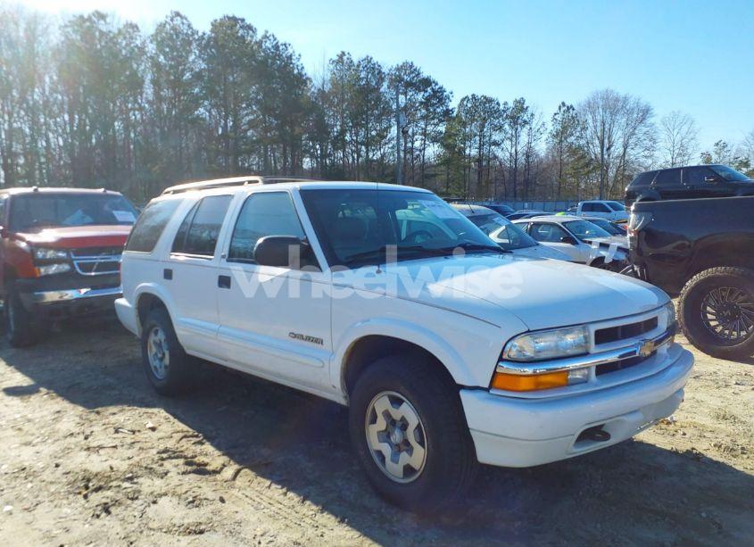 2002 Chevrolet Blazer LS (VIN 1GNDT13W32K146843) main photo
