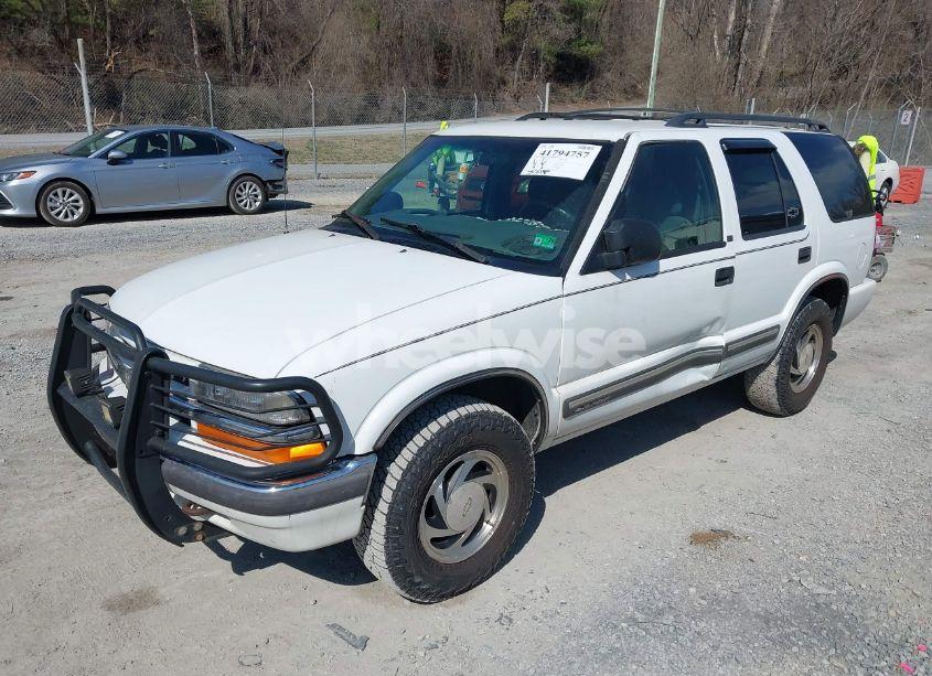 Photo 2 of 2001 Chevrolet Blazer LT (VIN 1GNDT13W412135669)