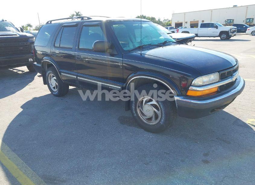 2000 Chevrolet Blazer LT (VIN 1GNDT13W5Y2244197) main photo