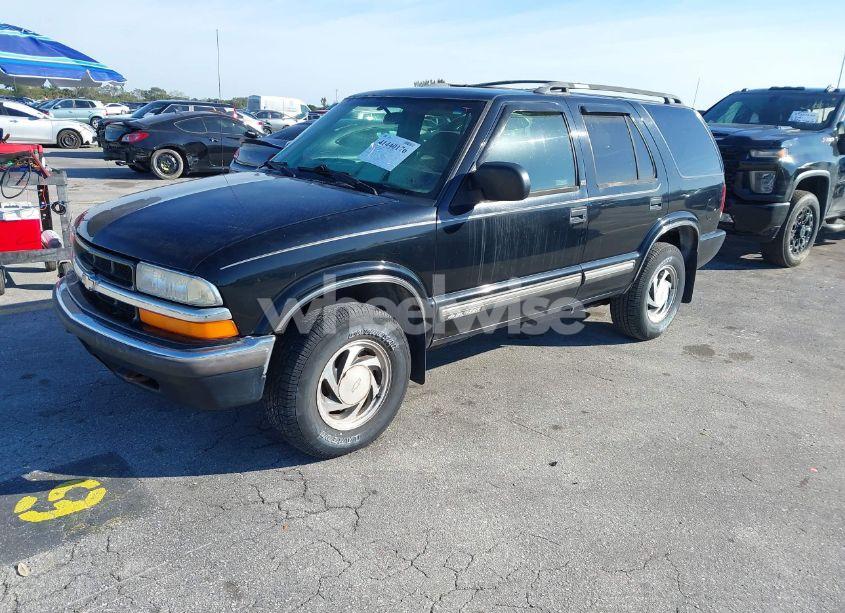 Photo 2 of 2000 Chevrolet Blazer LT (VIN 1GNDT13W5Y2244197)