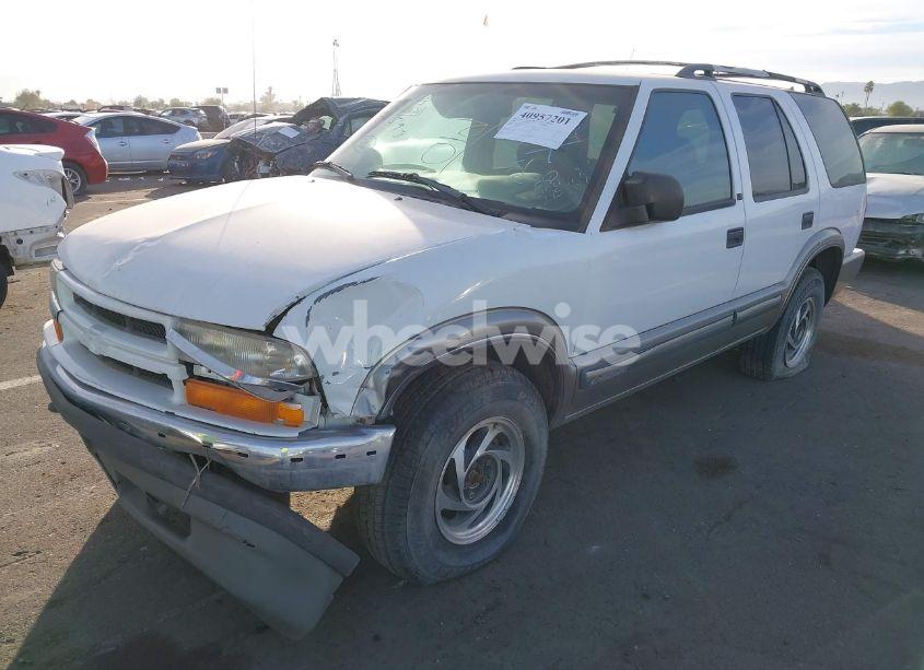 Photo 2 of 2000 Chevrolet Blazer LT (VIN 1GNDT13W6Y2383741)