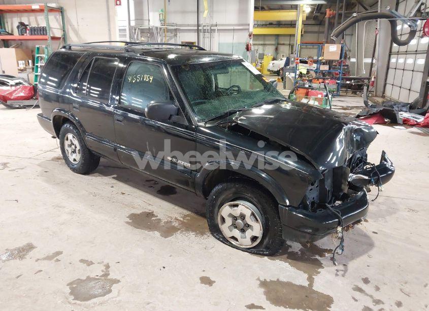 2002 Chevrolet Blazer LS (VIN 1GNDT13W72K232625) main photo