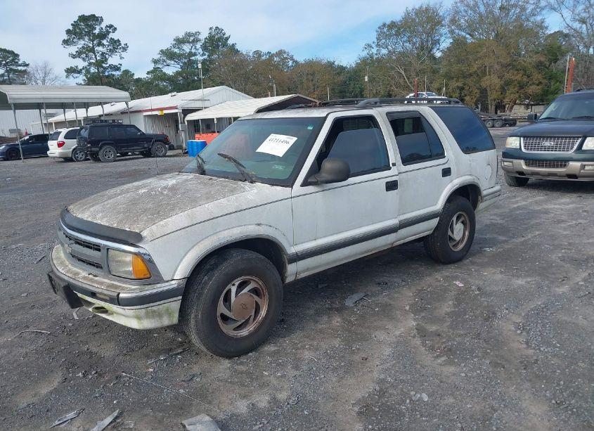 Photo 2 of 1996 Chevrolet Blazer (VIN 1GNDT13W7T2142151)