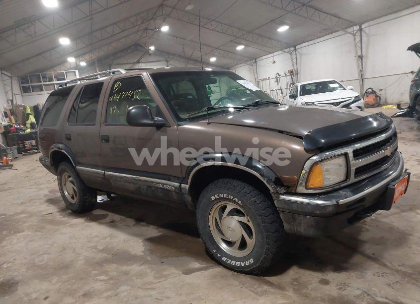 1997 Chevrolet Blazer LT (VIN 1GNDT13W7V2169403) main photo