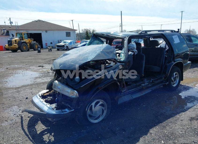 Photo 2 of 2000 Chevrolet Blazer LT (VIN 1GNDT13W8Y2280580)
