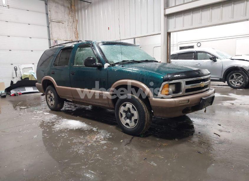 1996 Chevrolet Blazer (VIN 1GNDT13WXT2204027) main photo