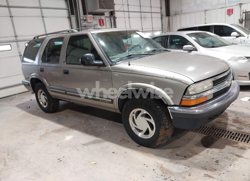 1998 Chevrolet Blazer LT (VIN 1GNDT13WXW2158977) main photo