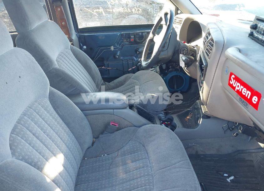 Photo 5 of 1998 Chevrolet Blazer LS (VIN 1GNDT13WXW2225075)