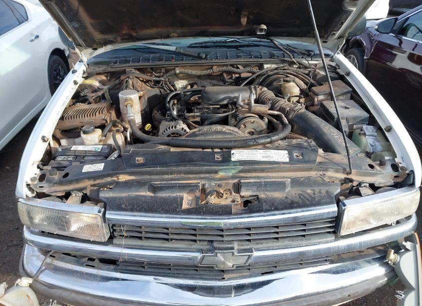 Photo 10 of 1998 Chevrolet Blazer LS (VIN 1GNDT13WXWK172328)