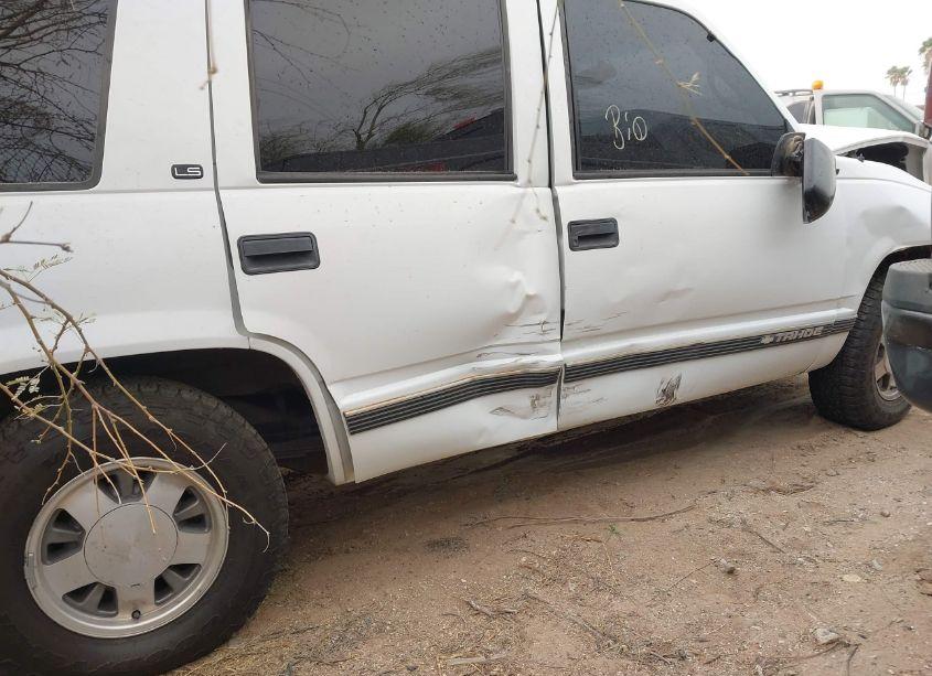 Photo 4 of 1999 Chevrolet Tahoe LS (VIN 1GNEC13R0XJ577457)