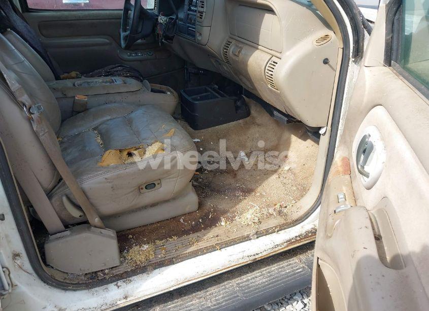 Photo 5 of 1999 Chevrolet Tahoe LT (VIN 1GNEC13R3XJ539270)