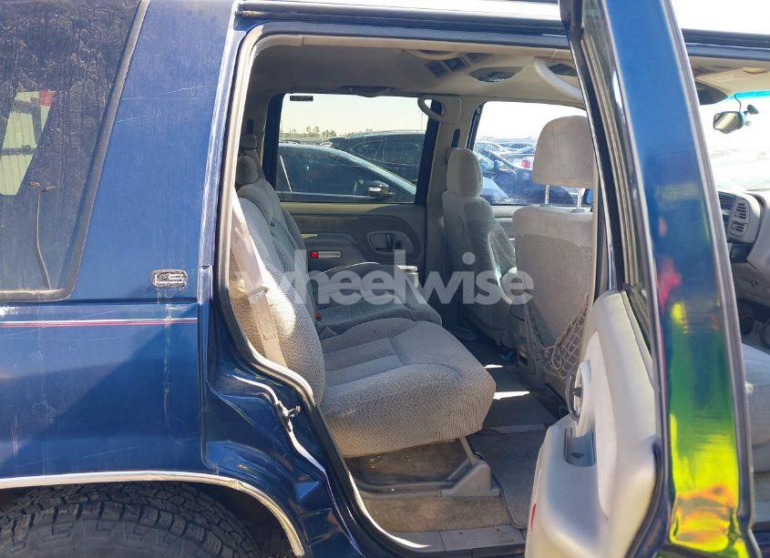Photo 8 of 1999 Chevrolet Tahoe LT (VIN 1GNEC13R3XJ552469)
