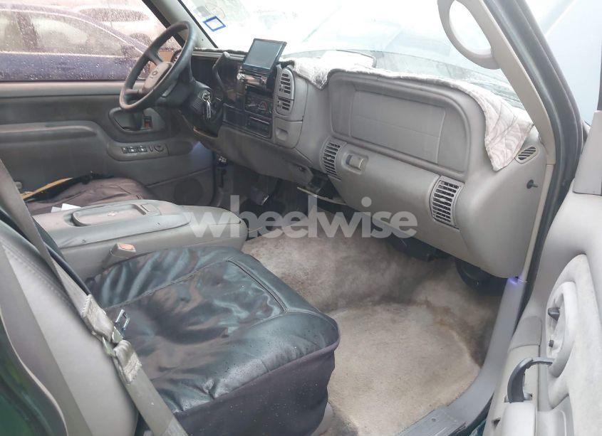 Photo 5 of 1998 Chevrolet Tahoe LS (VIN 1GNEC13R6WJ337859)