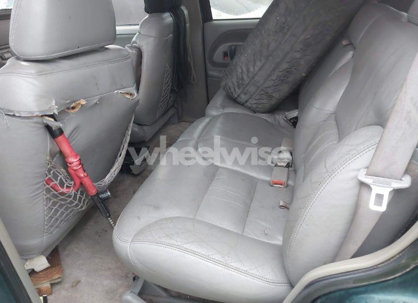 Photo 8 of 1998 Chevrolet Tahoe LS (VIN 1GNEC13R6WJ337859)