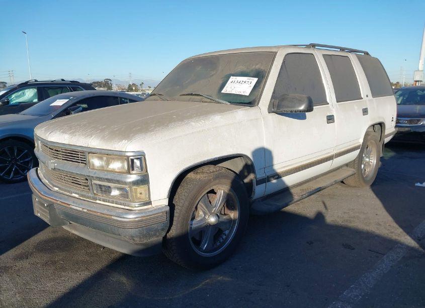 Photo 2 of 1998 Chevrolet Tahoe LS (VIN 1GNEC13R6WR102721)