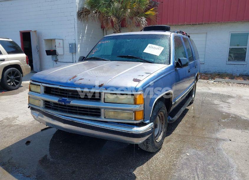 Photo 2 of 1999 Chevrolet Tahoe LS (VIN 1GNEC13R6XJ425456)