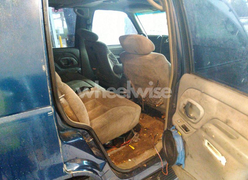 Photo 8 of 1999 Chevrolet Tahoe LIMITED (VIN 1GNEC13R9XJ536325)